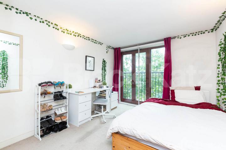 large 3 bedroom house split over 2 floors with 2 bathrooms Aran Mews, Barnsbury Grove